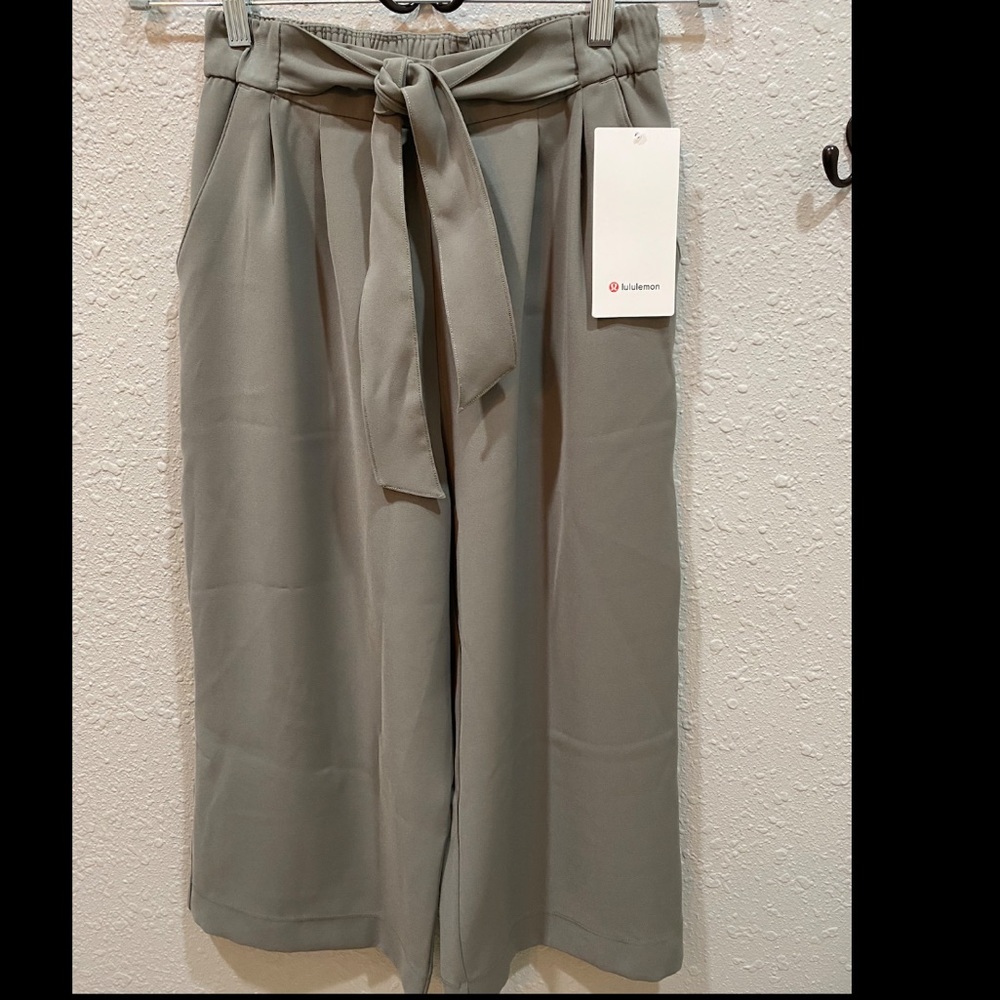 Lululemon noir crop sage green
